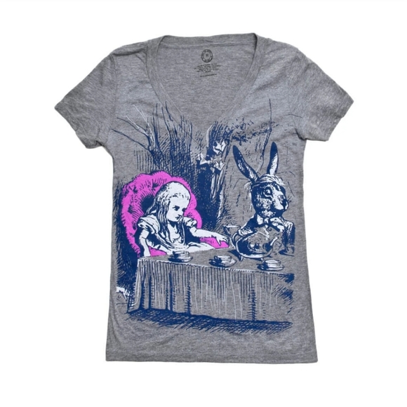 Like New! Alice in Wonderland Tee-Shirt size M - Picture 1 of 9